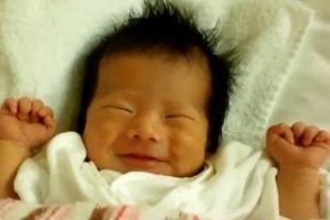赤ちゃんが寝ながら笑う 新生児微笑とその笑顔の理由を簡単解説