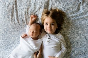 腕枕をする子供と赤ちゃん
